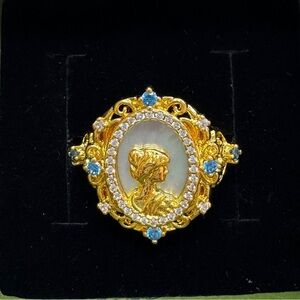 Elegant Gold Cameo Ring with mother of pearl